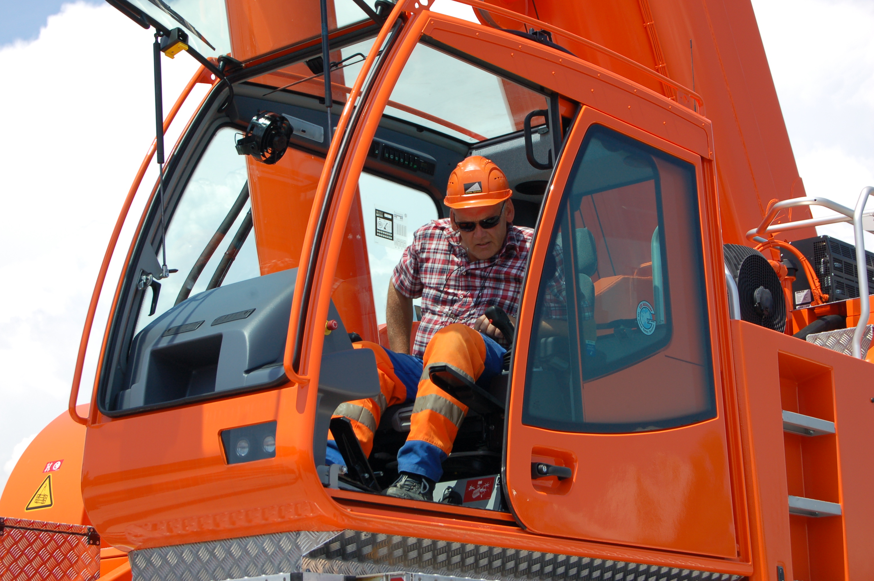 Homme passant son permis grutier